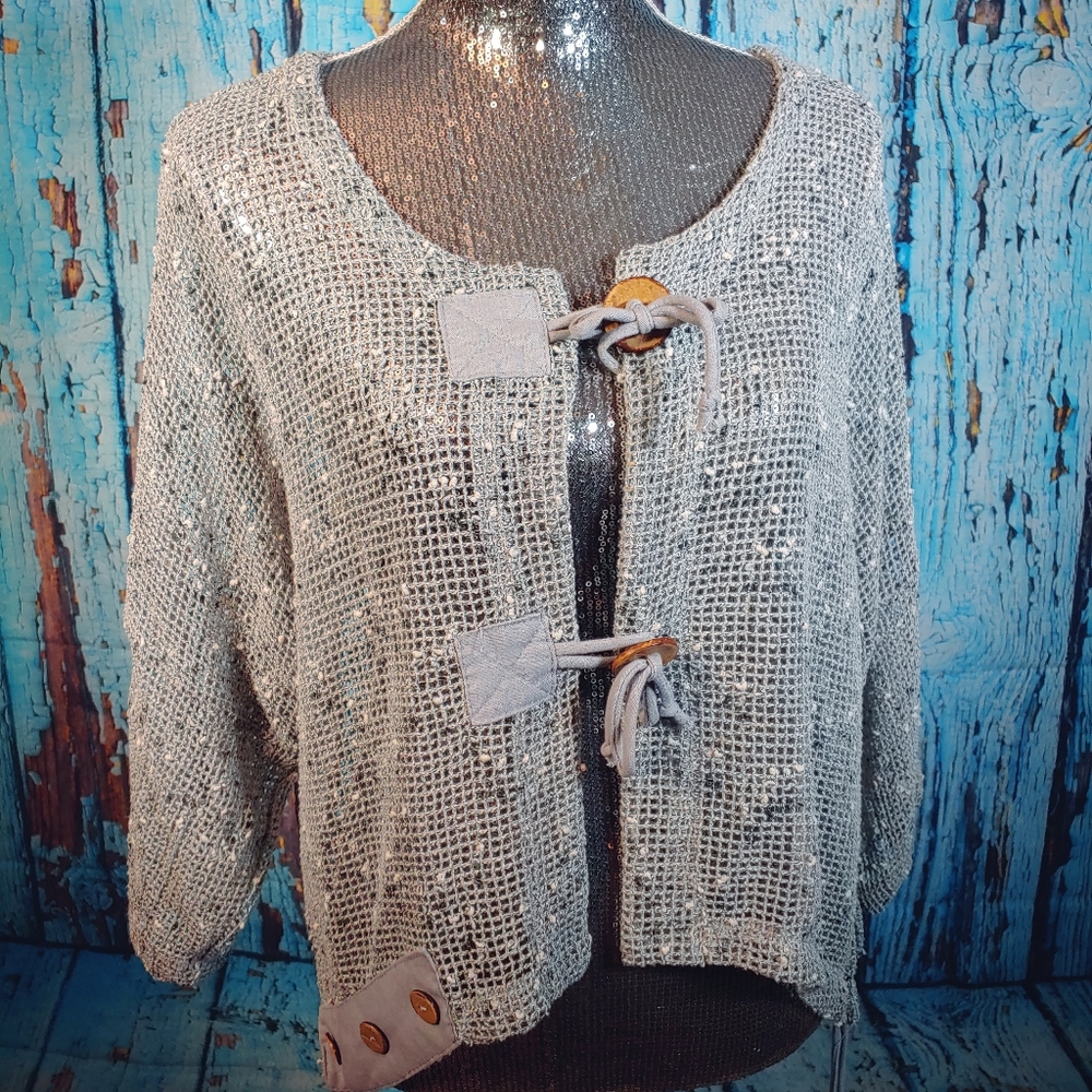 Kak Tus mesh net over shirt